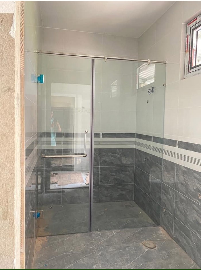Vách kính nhà tắm là hệ thống ngắn phòng tắm với bên ngoài