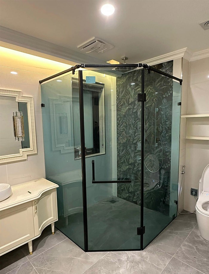 Vách kính vát góc nhà tắm mang tiết kiệm diện tích